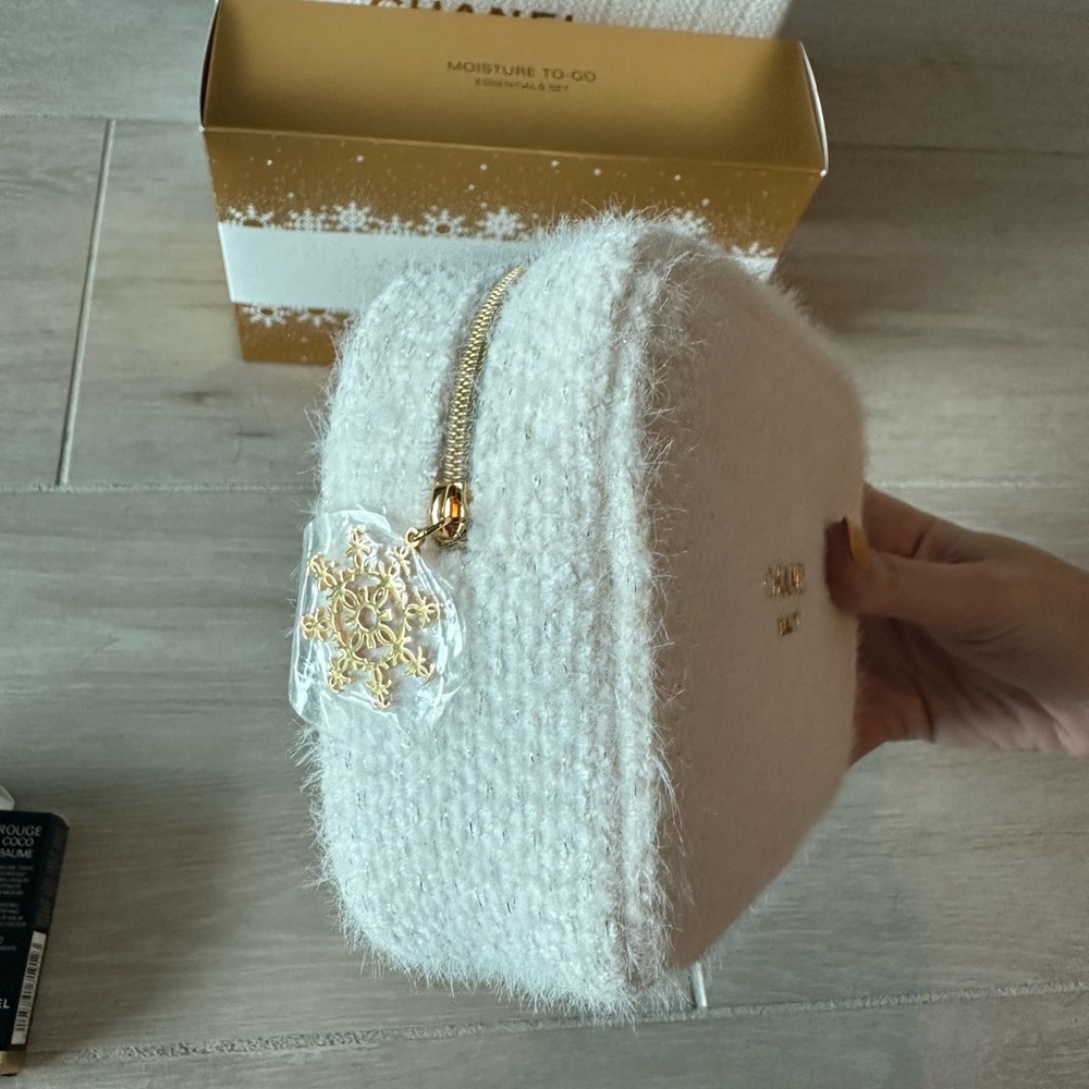 Chanel 2024 Moisture To-Go Holiday Set - Picture 5 of 6